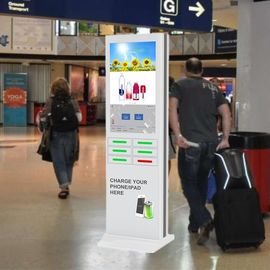 Свободные стоящие зарядные станции сотового телефона и киоск рекламы для общественных мест